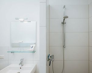 Stijlvolle douche in Huisje in Winterswijk Woold, vakantiehuis in de Achterhoek, met moderne afwerking.