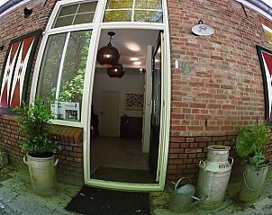 Ingang van Vakantiehuis in Winterswijk Woold met sfeervolle details in Achterhoek, Gelderland.