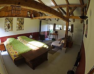 Gezellige slaapkamer in Vakantiehuis in Winterswijk Woold met houten balken in Achterhoek, Gelderland.