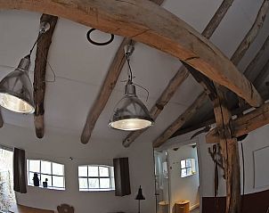 Authentieke houten balken in Vakantiehuis in Winterswijk Woold voor rustieke sfeer in Achterhoek, Gelderland.