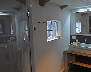 Moderne badkamer in Vakantiehuis in Winterswijk Woold met stijlvolle wastafel in Achterhoek, Gelderland.