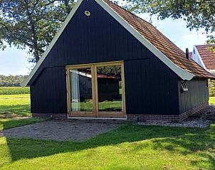 Achteraanzicht van vakantiehuis in Winterswijk Woold met uitzicht op weidse velden, Achterhoek.