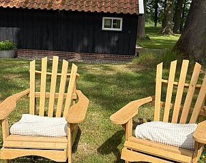 Comfortabele stoelen in de tuin van vakantiehuis in Winterswijk Woold, ideaal voor ontspanning in Gelderland.