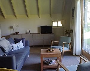 Gezellige zithoek in vakantiehuis in Winterswijk Woold, ideaal voor ontspanning in de Achterhoek.