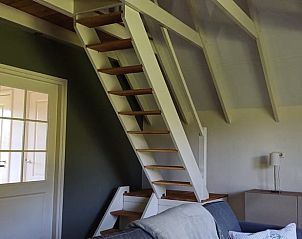 Moderne trap in vakantiehuis in Winterswijk Woold, toegang tot bovenverdieping in de Achterhoek.