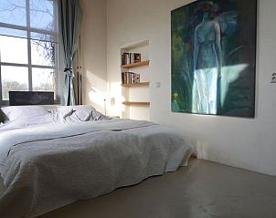 Sfeervolle slaapkamer in Huisje in Winterswijk Woold, vakantiehuis in de Achterhoek, Gelderland, met kunst en natuurlijk licht.
