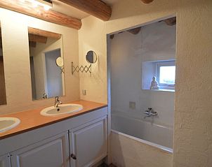 Rustieke badkamer in Huisje in Winterswijk Woold, vakantiehuis in de Achterhoek, Gelderland met houten details en dubbele wastafel.