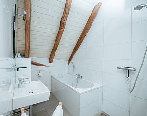 Moderne badkamer in Vakantiehuisje in Winterswijk Woold, met ligbad en douche, Achterhoek, Gelderland.
