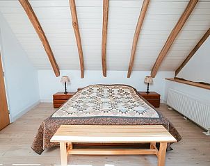 Comfortabele slaapkamer in Vakantiehuisje in Winterswijk Woold, met houten elementen, Achterhoek, Gelderland.