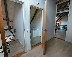Entree naar badkamer en woonkamer in Vakantiehuisje in Winterswijk Woold, Achterhoek, Gelderland.