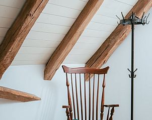 Authentieke houten stoel in Vakantiehuisje in Winterswijk Woold, met rustieke balken, Achterhoek, Gelderland.