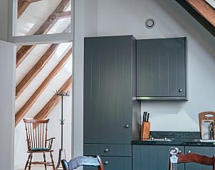 Moderne keuken in Vakantiehuisje in Winterswijk Woold, met houten afwerking, Achterhoek, Gelderland.