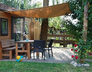 Gezellig terras bij Vakantiehuisje in Winterswijk Woold met schaduwrijke zitplek, perfect voor ontspannen momenten in de Achterhoek.