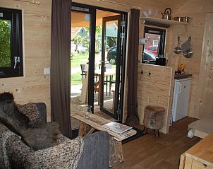 Knusse binnenruimte van Vakantiehuisje in Winterswijk Woold met comfortabele zithoek en uitzicht op de groene omgeving van de Achterhoek.