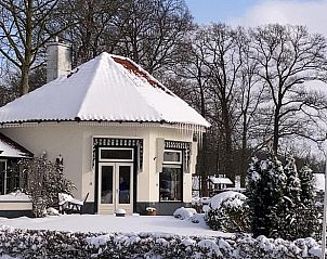 Geniet van een winterwonderland bij Vakantiehuisje in Winterswijk Woold, een charmant vakantiehuis in de besneeuwde Achterhoek, Gelderland.