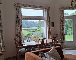 Gezellige binnenruimte van Vakantiehuisje in Winterswijk Woold, met uitzicht op de groene natuur van de Achterhoek, Gelderland.