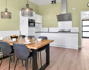 Moderne keuken en eetruimte in De Vlinderhoeve, Achterhoek, Gelderland.