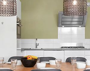 Eettafel met servies in De Vlinderhoeve vakantiehuis, Kring van Dorth.