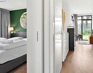 Doorkijk van slaapkamer naar woonkamer in De Vlinderhoeve, Kring van Dorth.