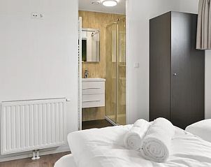 Slaapkamer met ensuite badkamer in De Vlinderhoeve, Achterhoek, Gelderland.