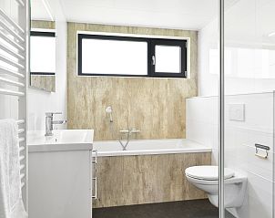 Badkamer met douche in De Vlinderhoeve, Kring van Dorth, Achterhoek.