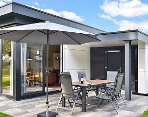 Slaapkamer met twee eenpersoonsbedden in De Vlinderhoeve, Achterhoek.