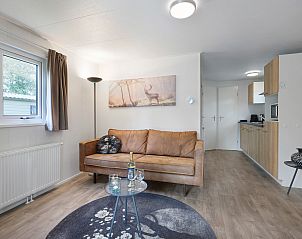 Moderne keuken van De Vlinderhoeve 2C, Kring van Dorth, compleet met apparatuur en uitzicht.