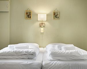 Strakke badkamer in De Vlinderhoeve 2C, Kring van Dorth, met douchecabine en wastafel.