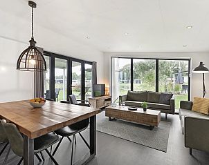 Open leefruimte in De Vlinderhoeve, met eethoek en keuken in Achterhoek, Gelderland.