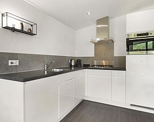 Veranda met uitzicht op tuin in De Vlinderhoeve, ontspannen buitenleven in Kring van Dorth.