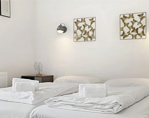 Slaapkamer met uitzicht op tuin in De Vlinderhoeve, ontspannen sfeer in Kring van Dorth.