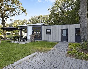 Lichte binnenruimte met uitzicht op de natuur bij De Vlinderhoeve in Kring van Dorth, Achterhoek.