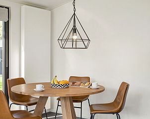 Terras met parasol bij De Vlinderhoeve, 4-persoons woning Levana in Kring van Dorth, Achterhoek.