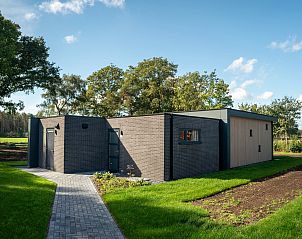 Gezellige woonkamer van De Vlinderhoeve vakantiehuis in Achterhoek met comfortabele zithoek.