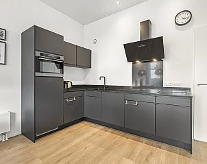 Moderne keuken in De Vlinderhoeve 8-persoons woning met strakke inrichting.