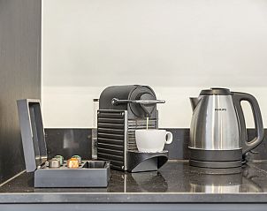 Koffiezetapparaat en waterkoker in de keuken van De Vlinderhoeve vakantiehuis in Gelderland.