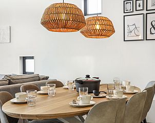 Ruim terras van De Vlinderhoeve bungalow in Kring van Dorth met tuinmeubilair en zonnescherm.