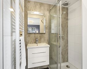 Stijlvolle badkamer in De Vlinderhoeve vakantiehuis in Achterhoek met moderne voorzieningen.