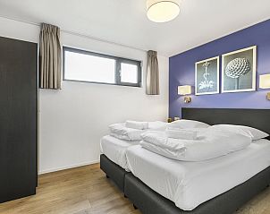 Moderne douche en wastafel in de badkamer van De Vlinderhoeve 8-persoons woning.