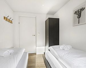 Moderne badkamer in De Vlinderhoeve vakantiehuis met glazen douchewand.