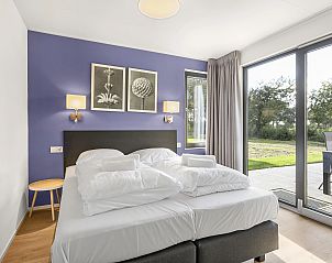 Slaapkamer met twee eenpersoonsbedden in De Vlinderhoeve 8-persoons woning.