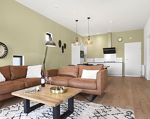 Eetkamer van De Vlinderhoeve 6-persoonsbungalow in Kring van Dorth met stijlvolle inrichting.