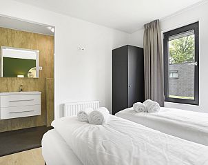 Luxe badkamer met sauna in De Vlinderhoeve 6-persoonsbungalow in Kring van Dorth, Achterhoek.