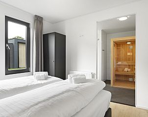 Slaapkamer met ensuite badkamer in De Vlinderhoeve bungalow in Kring van Dorth, Achterhoek.