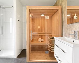 Stijlvolle slaapkamer in De Vlinderhoeve 6-persoonsbungalow in Kring van Dorth met eigen badkamer.