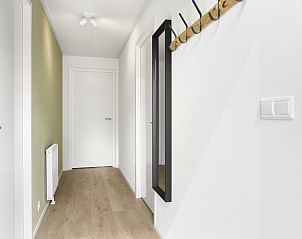 Moderne badkamer met douche in De Vlinderhoeve 6-persoonsbungalow in Kring van Dorth.