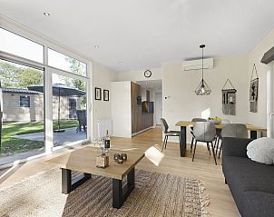 Gezellige zithoek in De Vlinderhoeve bungalow in Kring van Dorth, omringd door groen in de Achterhoek, Gelderland.