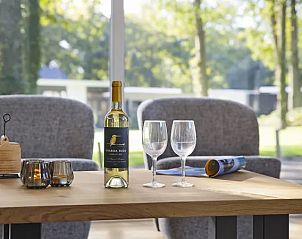 Stijlvolle tafelopstelling in De Vlinderhoeve, vakantiehuis in Kring van Dorth, met uitzicht op de tuin, Achterhoek.