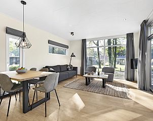 Open keuken en woonkamer in De Vlinderhoeve vakantiehuis, Kring van Dorth, met uitzicht op het terras, Achterhoek.