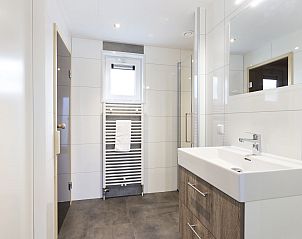 Ruime badkamer met wastafel in De Vlinderhoeve vakantiehuis, Kring van Dorth, Achterhoek, Gelderland.